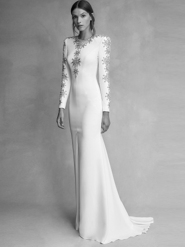 فستان طويل مطرز بحجر الراين والألماس