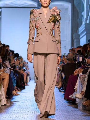 بدلة بتطريز بارز