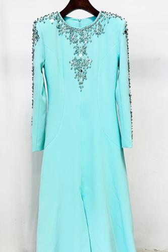 فستان طويل مطرز بحجر الراين والألماس