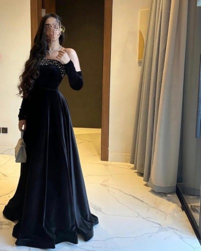 فستان اسود مخمل