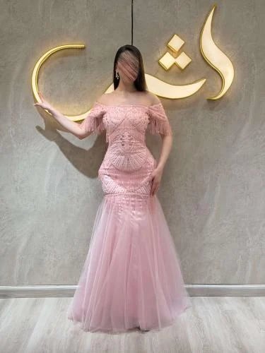 فستان لويزا / هدب راق ينساب على نعومة البينك