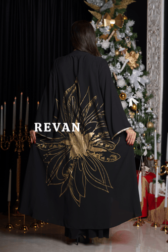 بشت بتصميم راقٍ وزخارف ذهبية فريدة