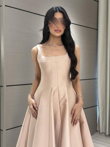 فستان ميدي بقصة واسعة من ريڤــان