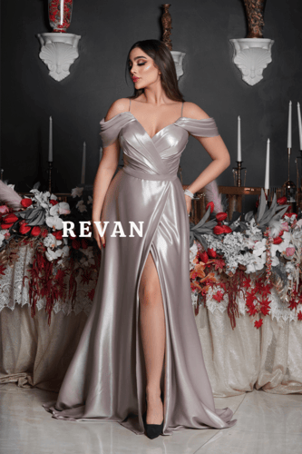 فستان سهرة فضي بلمسة أنوثة