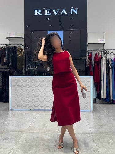 طقم سهرة مخمل ميدي مزين بالكريستال من ريڤــان