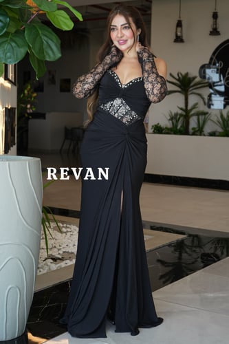 فستان أسود أنيق بلمسات دانتيل فاخرة