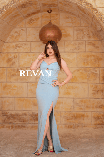 فستان سهرة أنيق بقصة ضيقة وشق أمامي