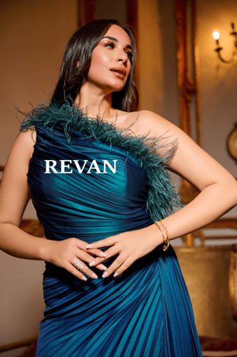 فستان سهرة بكتف واحد بطيات مائلة وتزيين ريش