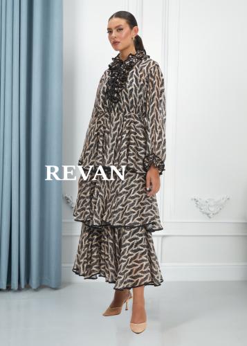 فستان طويل بنقشة فاخرة وتصميم أنيق