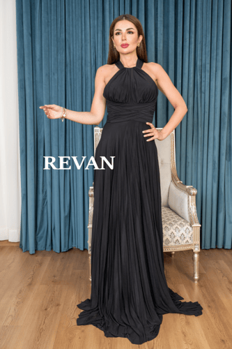 فستان سهرة بستايل هالتر وانسيابية ناعمة