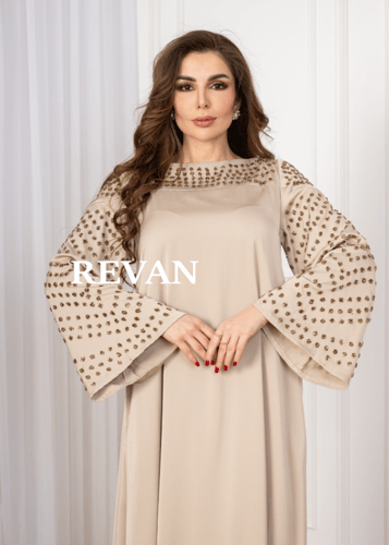 جلابية أنيقة بتطريز فاخر وأكمام واسعة