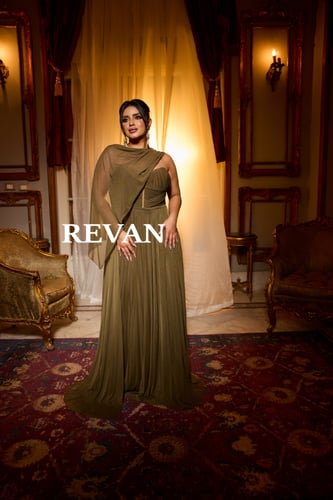 فستان سهرة ملكي بطيّات درابية متناغمة+شال