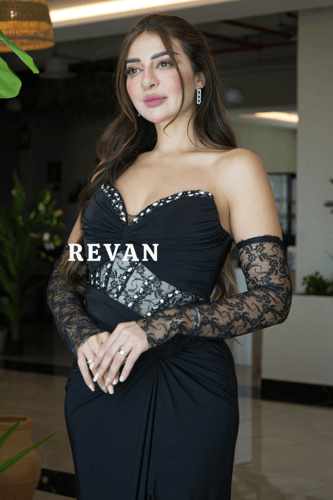 فستان أسود أنيق بلمسات دانتيل فاخرة