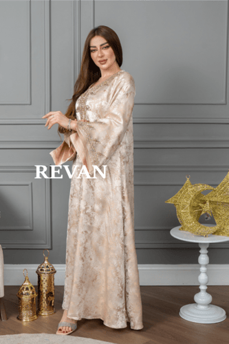 جلابية فاخرة بتصميم مميز ولمسات تطريز راقية