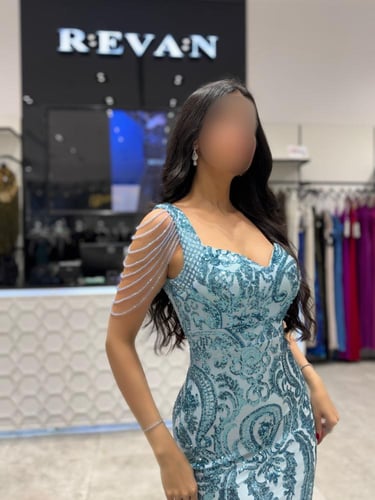 فستان سهرة مطرز فاخر من ريڤــان