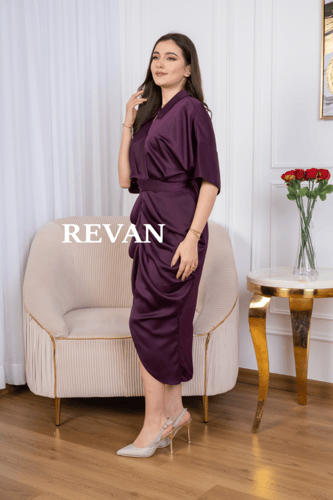 فستان ساتان بتصميم أنيق ولمسات فاخرة