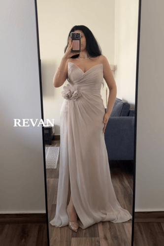 فستان فاخر بدون اكتاف مع زهرة جانبية من ريفان