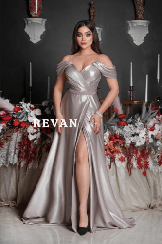 فستان سهرة فضي بلمسة أنوثة