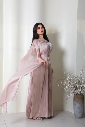 جلابية ملكية بكسرات انسيابية وتطريز علوي فاخر من ر...