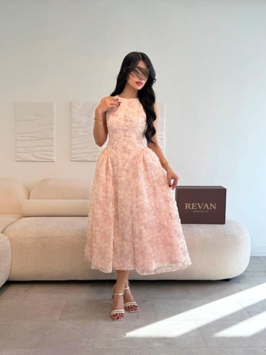 فستان عيد ميدي مزخرف بالورود من ريڤــان
