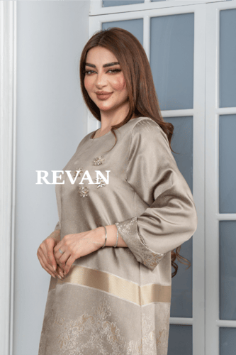 جلابية راقية بتصميم كلاسيكي ولمسات فاخرة