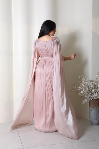 جلابية ملكية بكسرات انسيابية وتطريز علوي فاخر من ر...