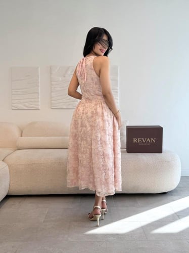 فستان عيد ميدي مزخرف بالورود من ريڤــان