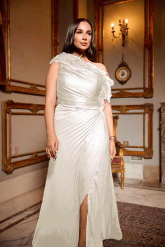 فستان سهرة بكتف واحد بطيات مائلة وتزيين ريش