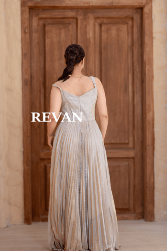 فستان لامع بكسرات فاخرة وقصة منفوشة