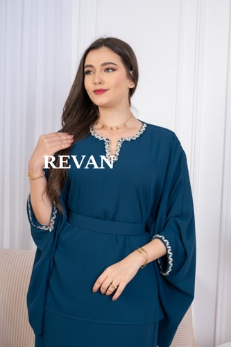 طقم أنيق بتصميم عصري ولمسات فخمة