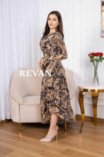 فستان بنقشة جريئة ولمسات فريدة