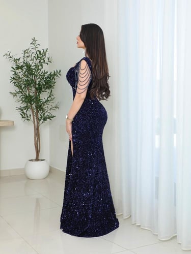 فستان سهرة بتفاصيل متلألئة وقصة أنثوية من ريڤــان