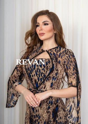 فستان نمري فاخر بتصميم أنيق ولمسات أنثوية جذابة