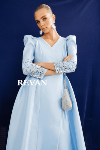 فستان تفته لف سماوي مطرز من ريفان