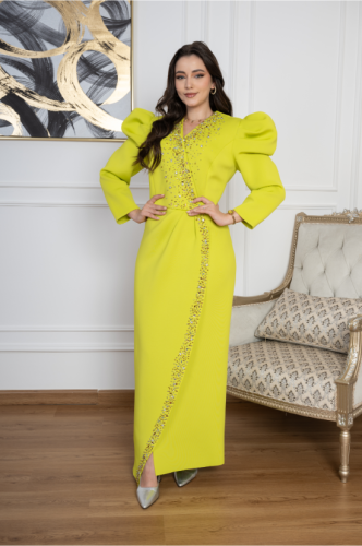 فستان أنيق بتصميم عصري ولمسات براقة