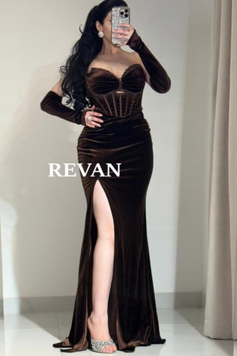 فستان سهرة مخملي بكورساج مرصع وشق جانبي من ريڤــان