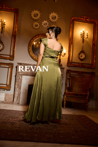 فستان سهرة بكتف واحد بطيات أنيقة من REVAN