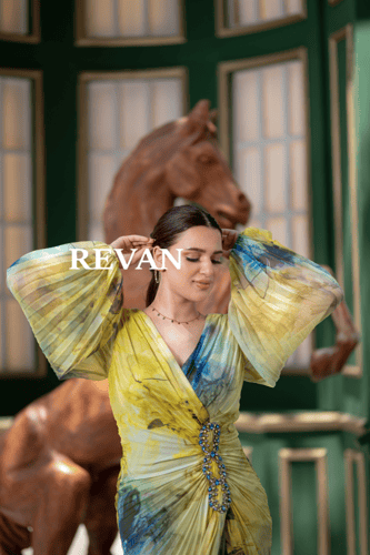 فستان سهرة طويل بربطة جانبية وتفاصيل كريستال