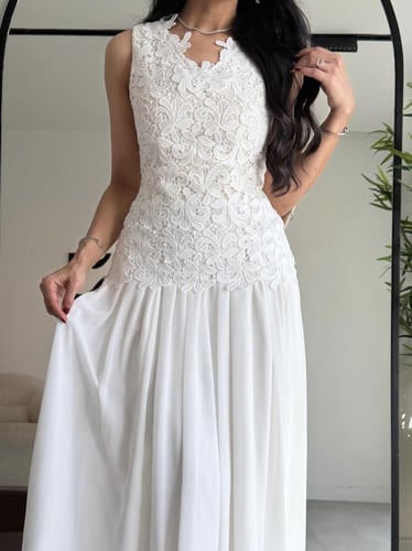 فستان عيد ميدي بدانتيل ناعم وقصة انسيابية من ريڤــ...