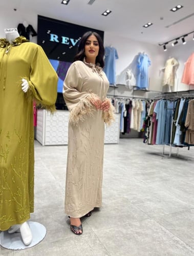 جلابية أنيقة بتصميم فاخر ولمسات أنثوية