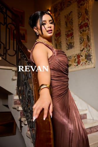 فستان سهرة بحمالات عريضة وطيّات ملتفة