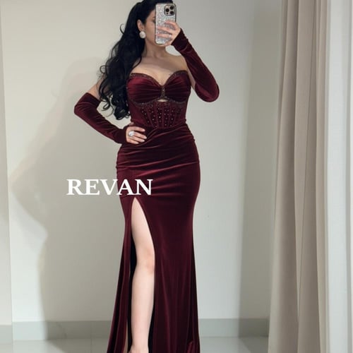 فستان سهرة مخملي بكورساج مرصع وشق جانبي من ريڤــان