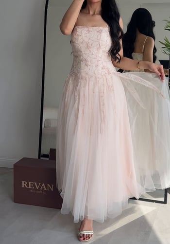 فستان عيد طويل فاخر بتطريز ناعم من ريڤــان