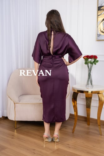 فستان ساتان بتصميم أنيق ولمسات فاخرة