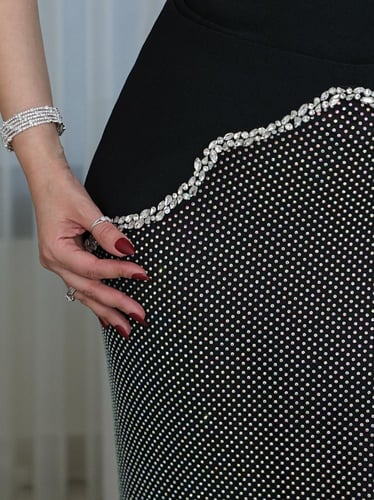 طقم سهرة بتفاصيل متلألئة وقصة انسيابية من ريڤــان