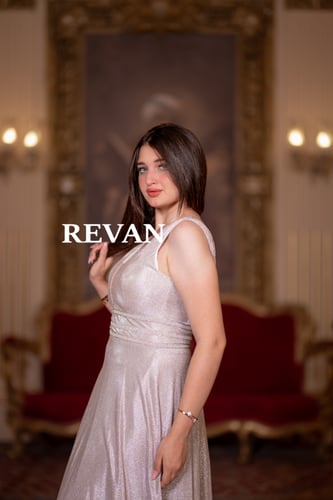 فستان سهرة لامع بطبقة ملساء وقصة واسعة أنيقة