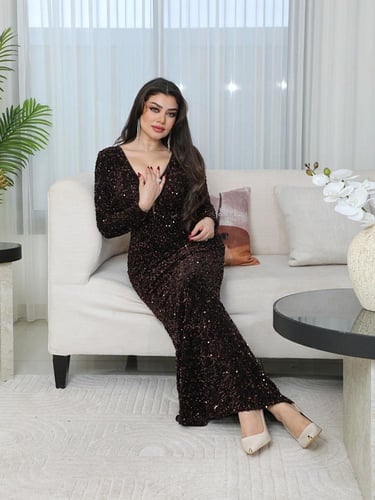 فستان سهرة بتصميم راقٍ وتفاصيل لافتة من ريڤــان