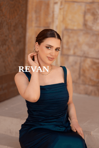 فستان ستان فاخر بثنيات جانبية وقصة انسيابية