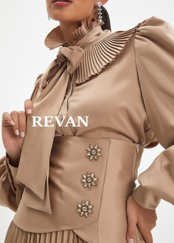 تنورة بليسيه أنيقة بتصميم عصري بحزام مميز