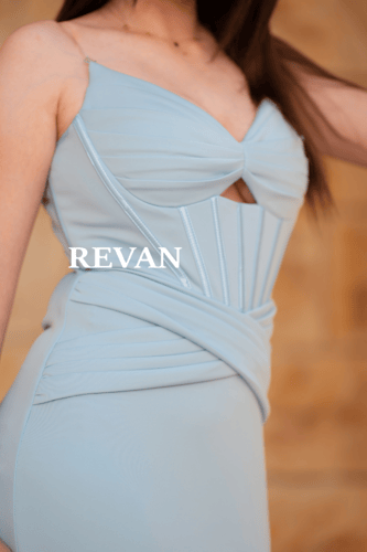 فستان سهرة أنيق بقصة ضيقة وشق أمامي